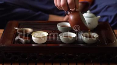 人在茶点浇<strong>普洱</strong>茶传统中国茶道。 一套茶饮设备